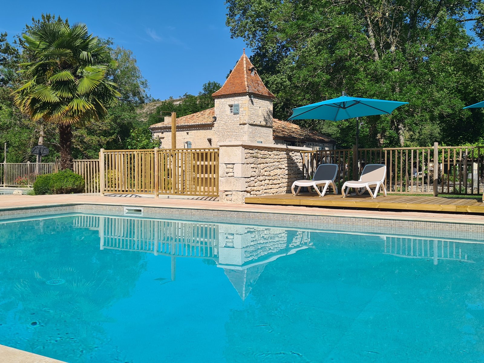 La piscine du Domaine Saint Martial, aussi appelé Camping des Arcades.